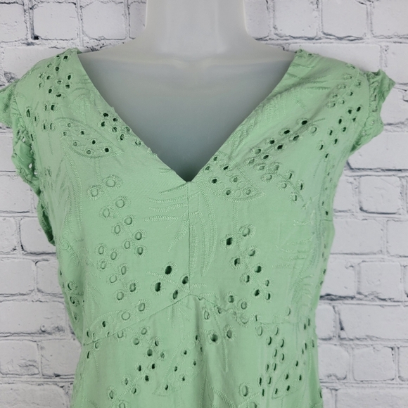 Torrid Size 1 Green Eyelet Top - Picture 2 of 7